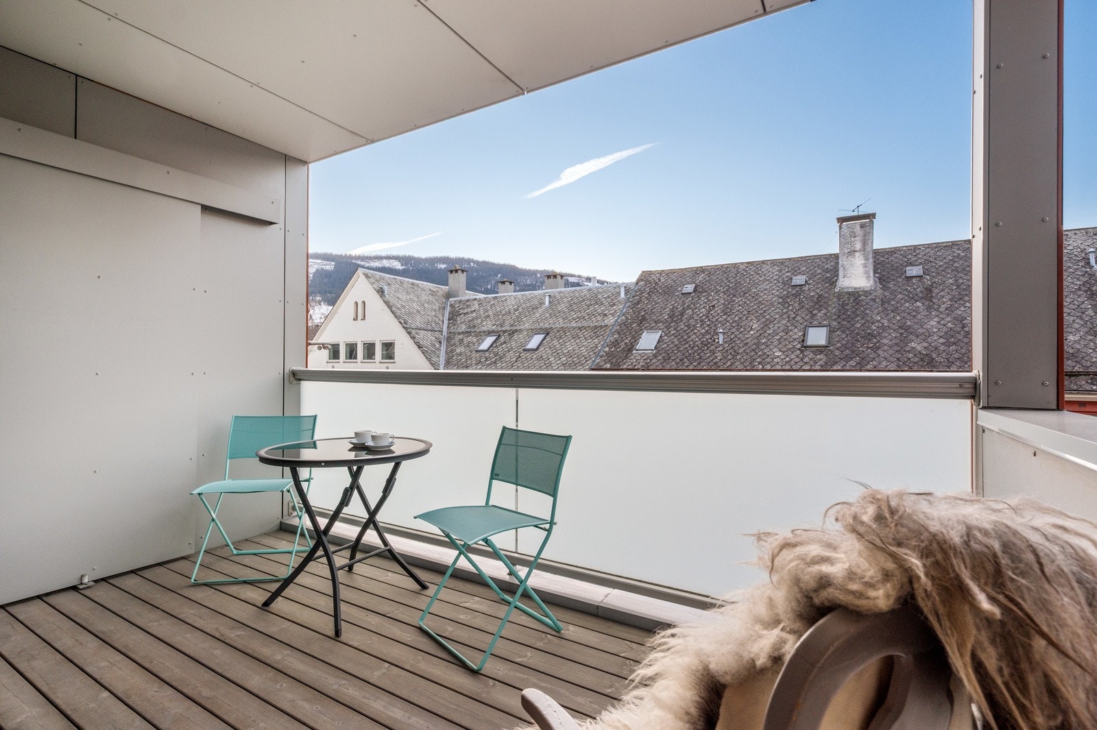 Balkong som er overbygget. Her er bodplass bak skyvedør. Galleribilde