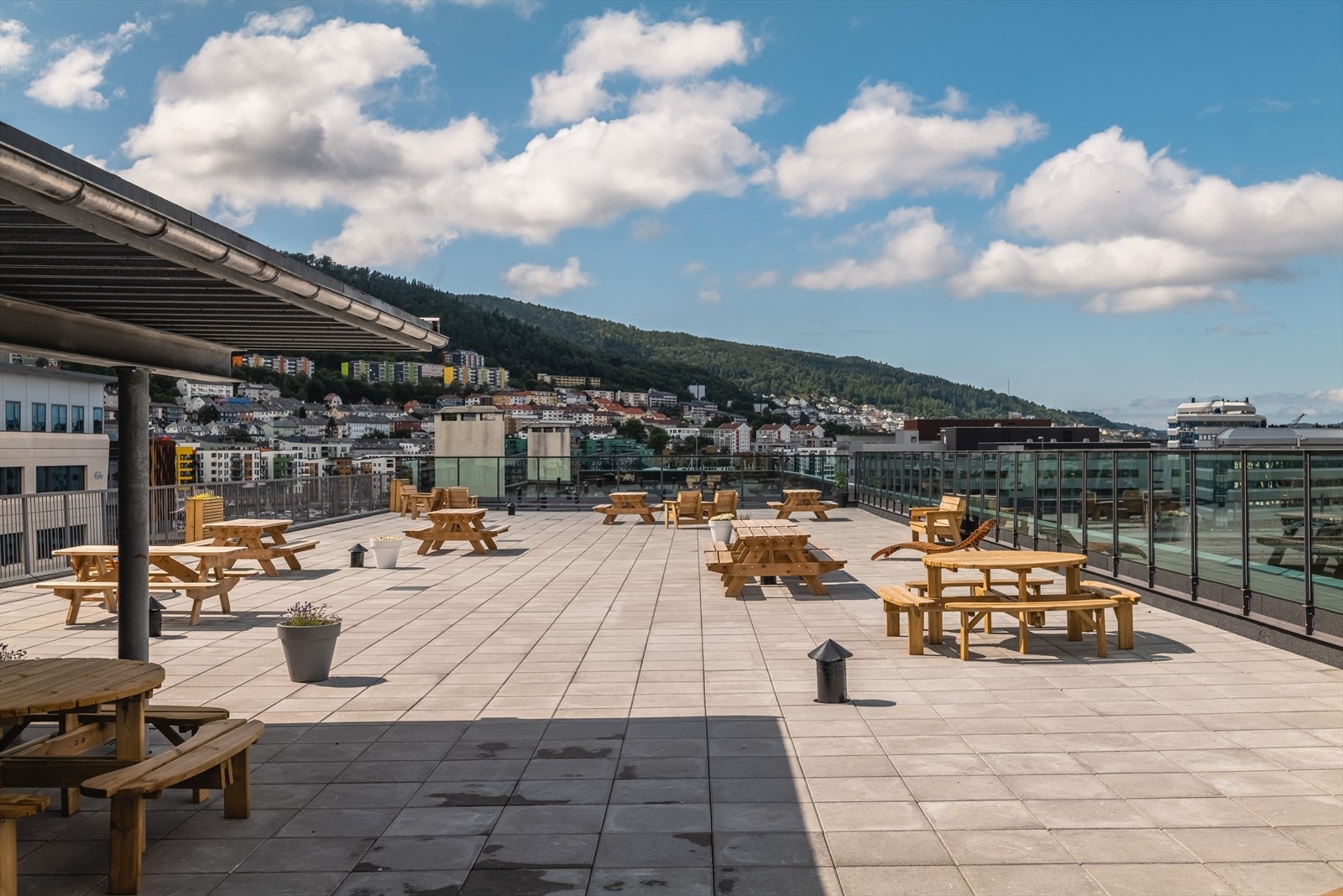 Nydelig takterrasse med 360 graders panoramautsikt og sol fra morgengry til solnedgang på sommeren. Galleribilde