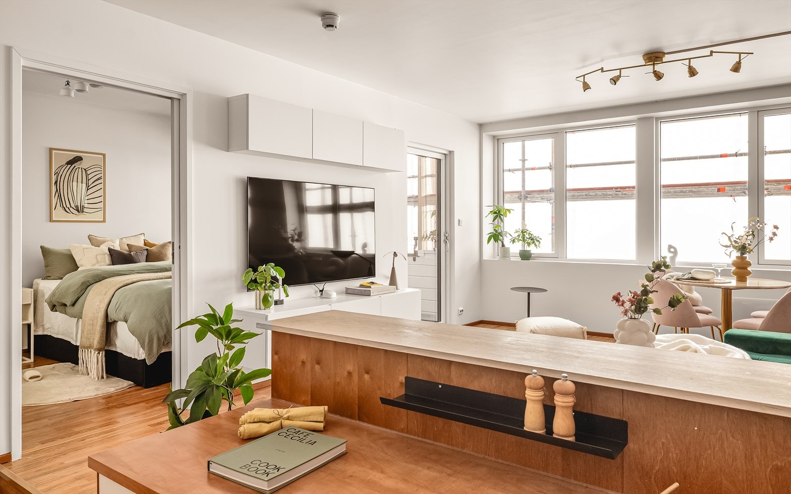 Store vindusflater sørger for gode lysforhold. Galleribilde