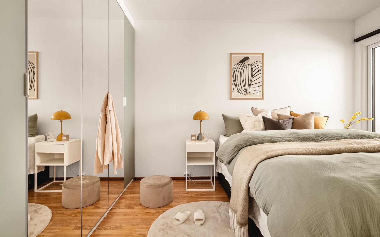 Soverommet er innredet med romslig garderobeløsning med speilfronter. Galleribilde