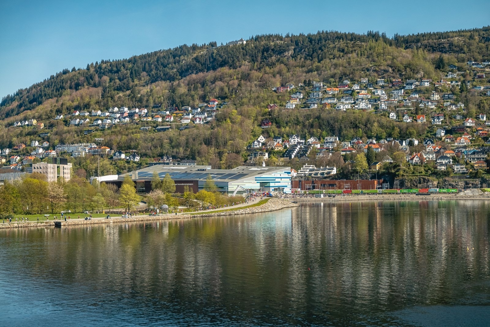 Her har man vidstrakt utsikt innover mot sentrum, Puddefjorden, Damsgårdssundet og hele veien til toppen av Fløyen. Galleribilde