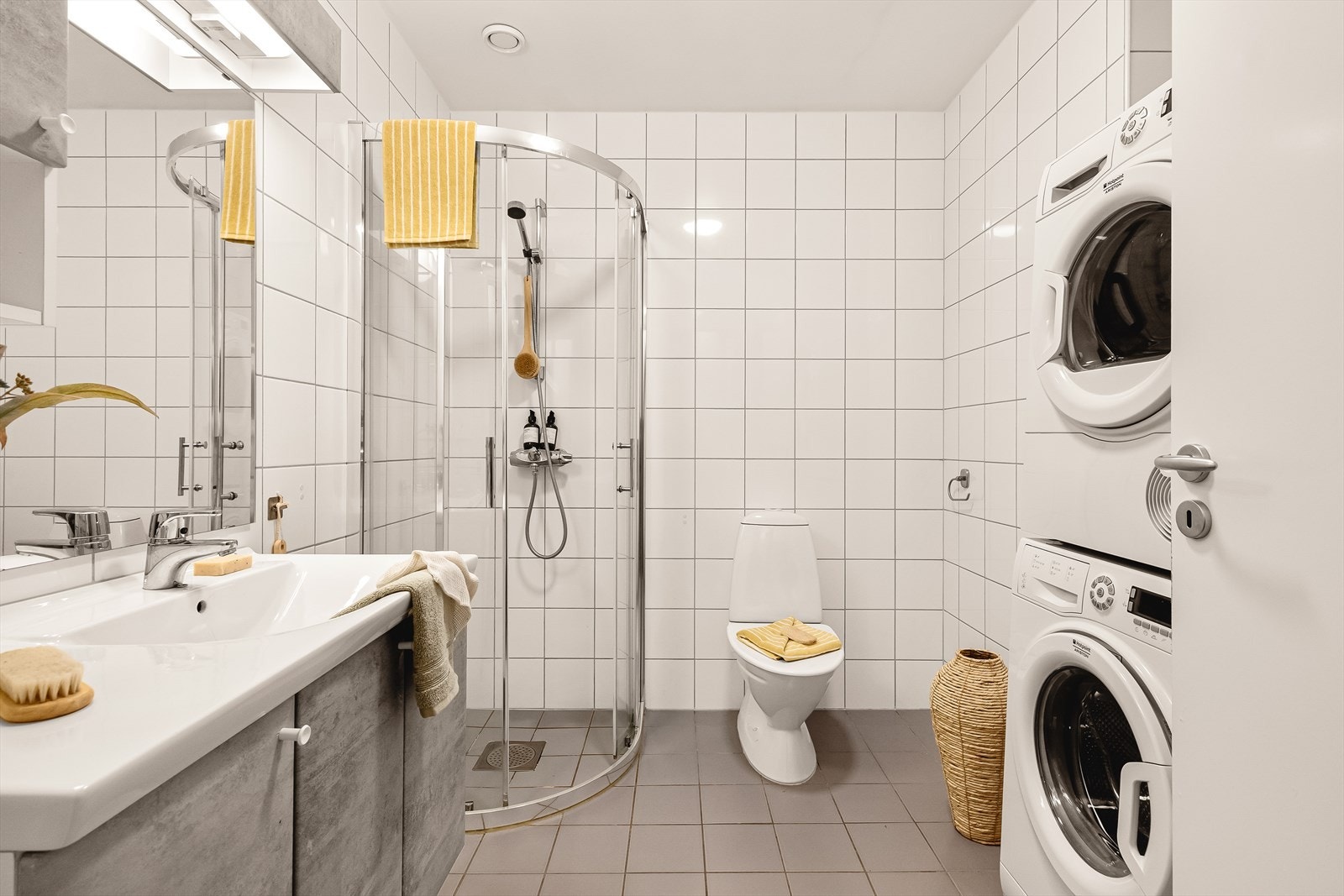 Baderommet er tidløst og har egen vaskesøyle med plass til både vaskemaskin og tørketrommel. Galleribilde