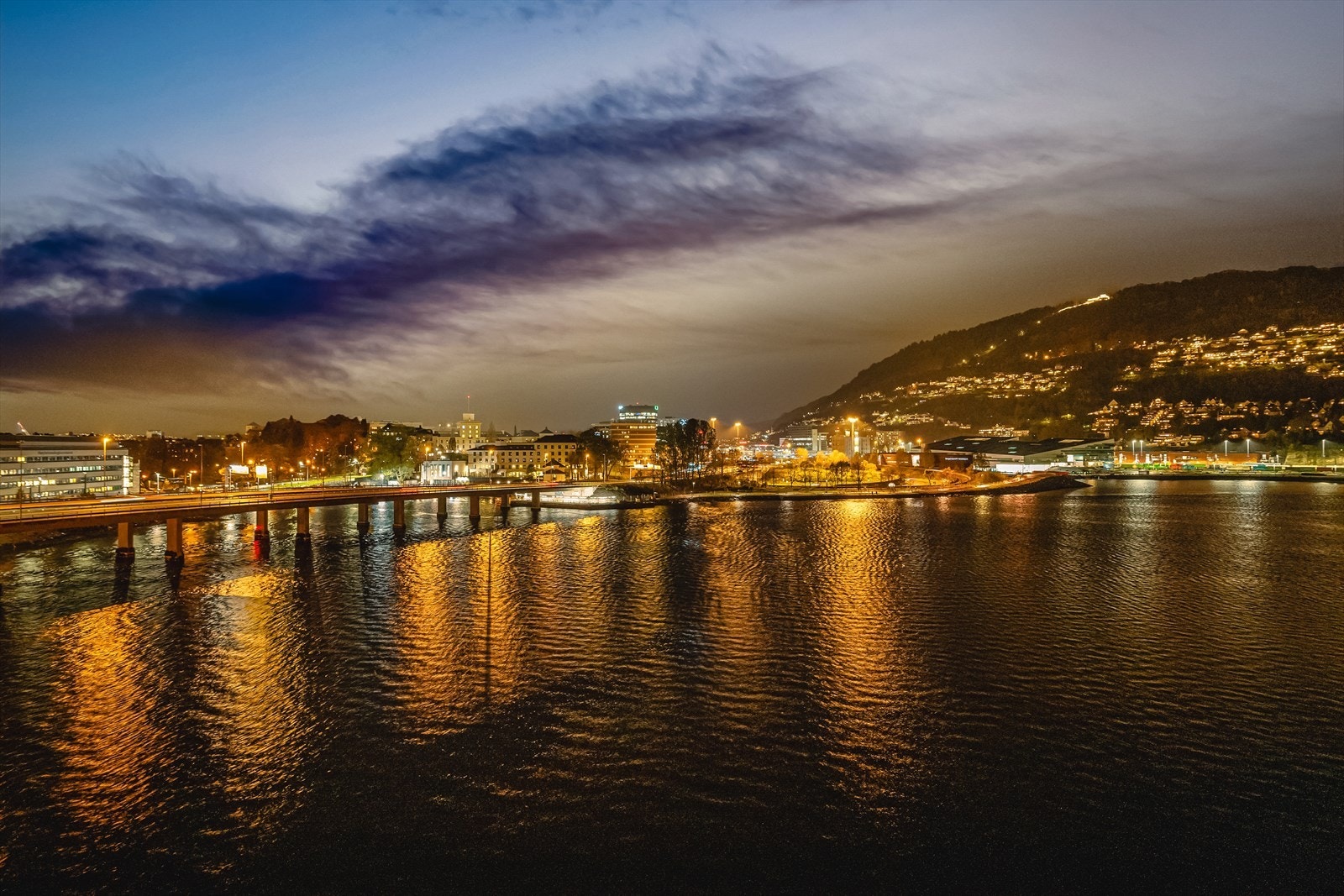 Her er det like fint å sitte på varme sommerkvelder og nyte lysspillet over byen og sjøen i front av bygget. Galleribilde