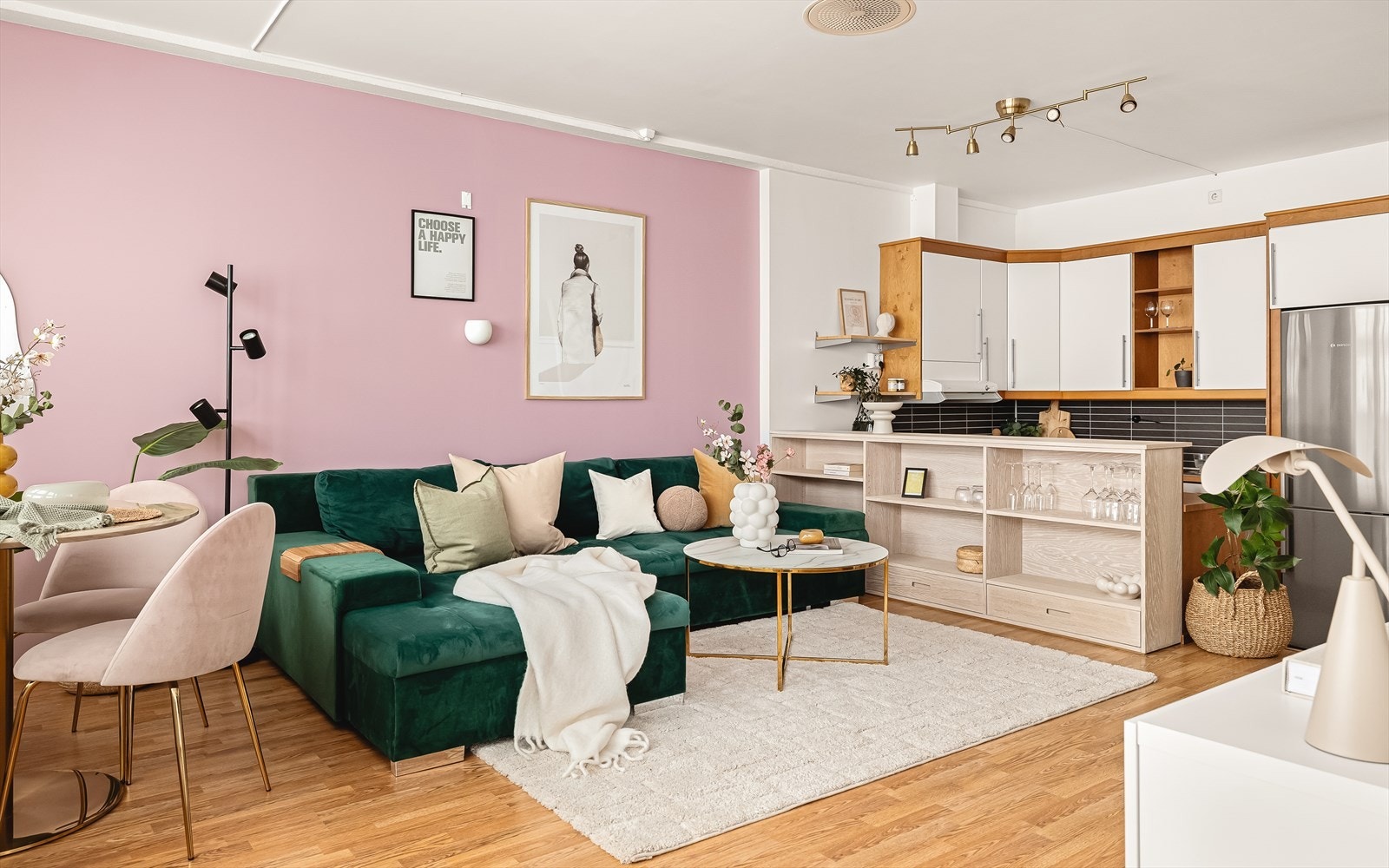 Stuen er av generøs størrelse, malt i friske - moderne fargetoner. Galleribilde