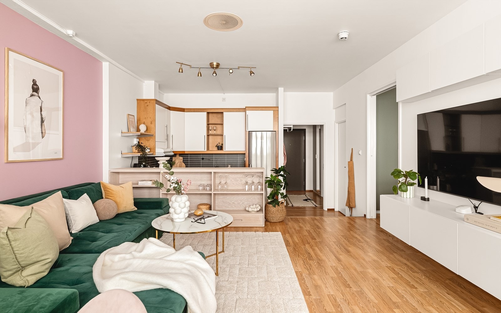 Det er god takhøyde og plass til flere møbelgrupper i leiligheten. Galleribilde