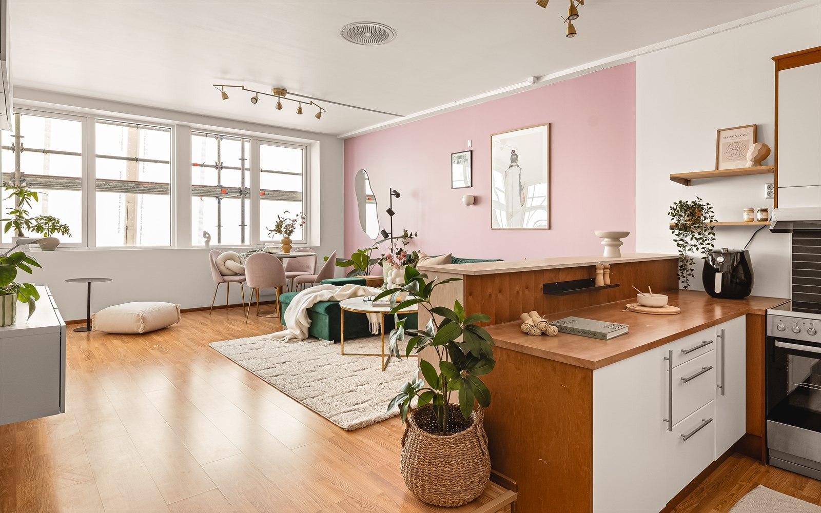 Borettslaget er snart ferdig med skifte av alle vinduer, oppgradering av fasader og installering av balansert ventilasjonssystem. Frem til mai vil bygget være tildekket av presenning. Galleribilde