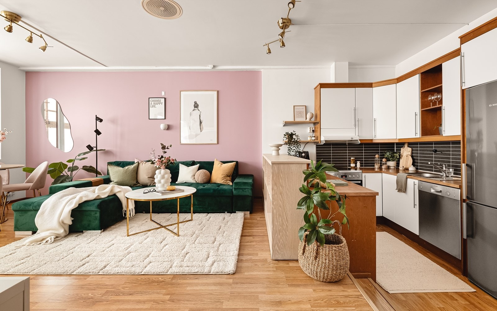 Åpen løsning mellom stue og kjøkken sørger for et moderne og luftig inntrykk. Galleribilde