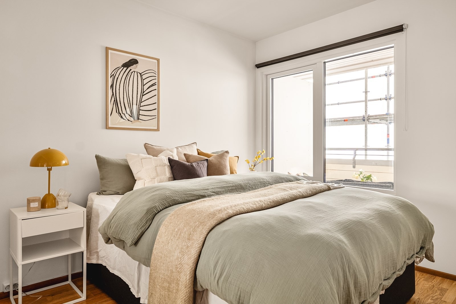 Leilighetens soverom er lyst og lekkert og har god plass til dobbeltseng av ønsket størrelse. Galleribilde