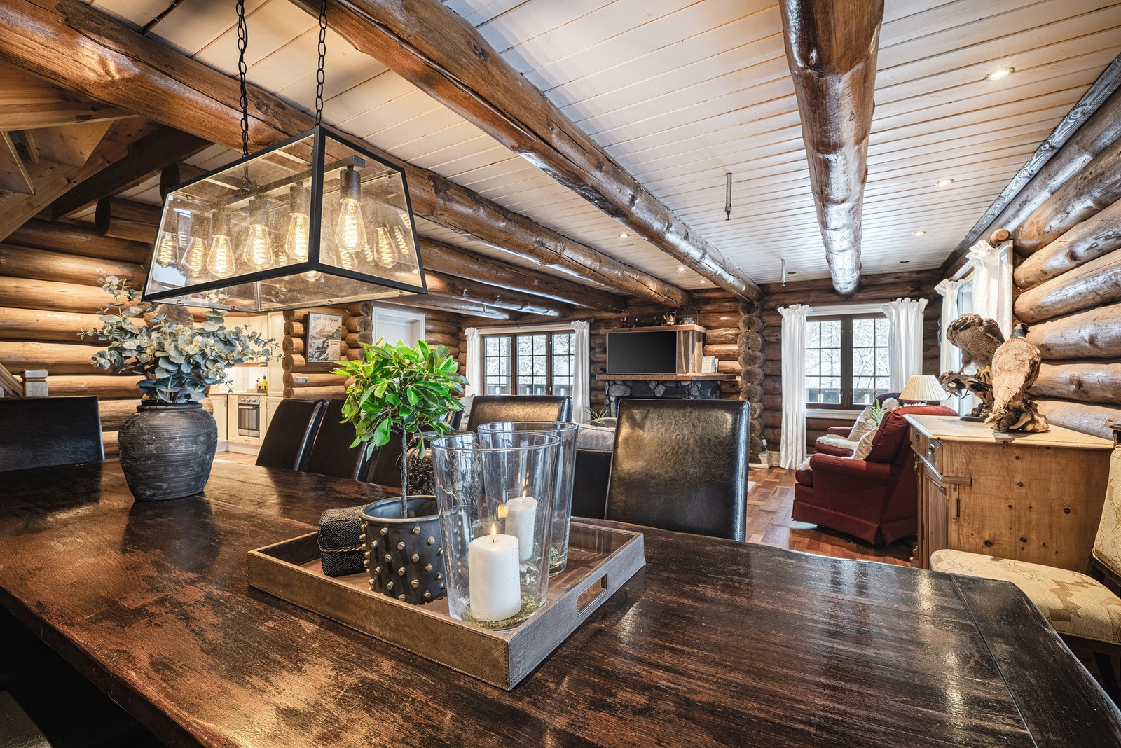 Klassisk tømmerinteriør kombinert med moderne komfort. Galleribilde