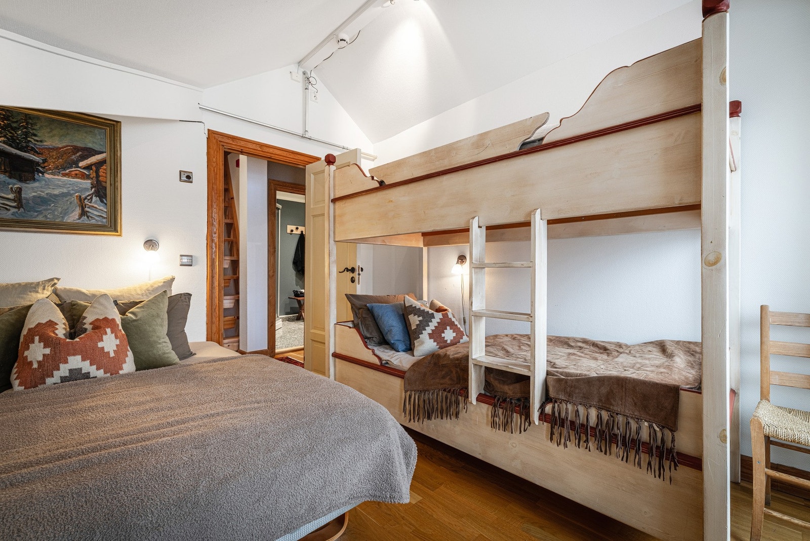 Dobbeltseng og køyeseng på soverom 2 gir et godtfamilierom. Galleribilde