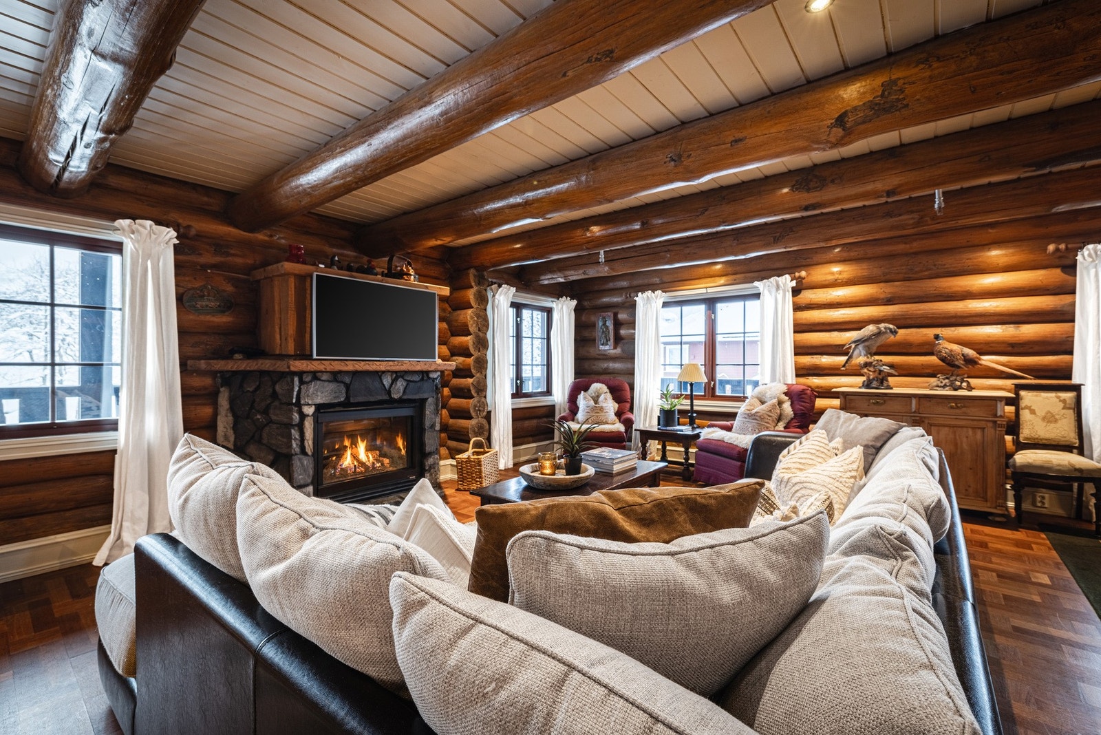 Romslig stue med gasspeis som skaper lun og hyggelig fjellstemning. Galleribilde