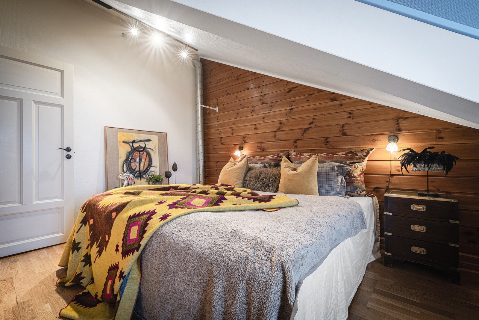 Lun og god atmosfære på soverommet. Galleribilde