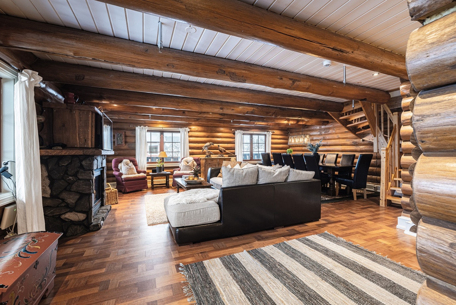 Stue med god plass til både avslapning og hyggelige kvelder Galleribilde