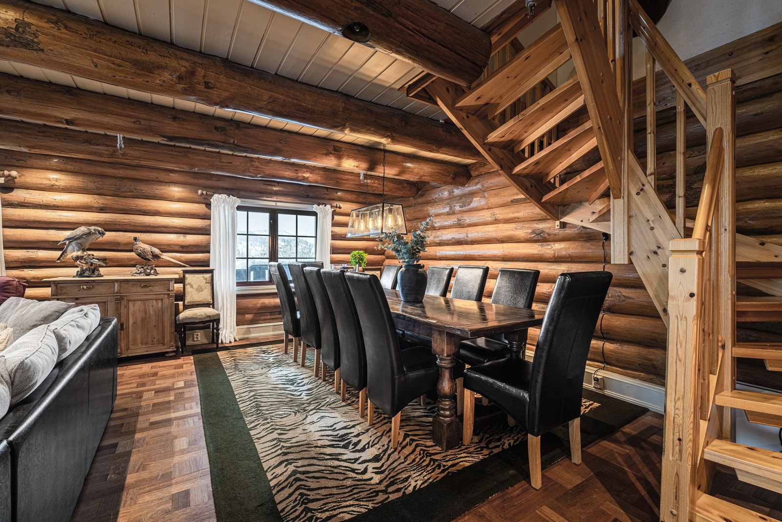 Spisebord med plass til mange - Perfekt for middager med venner og familie. Galleribilde