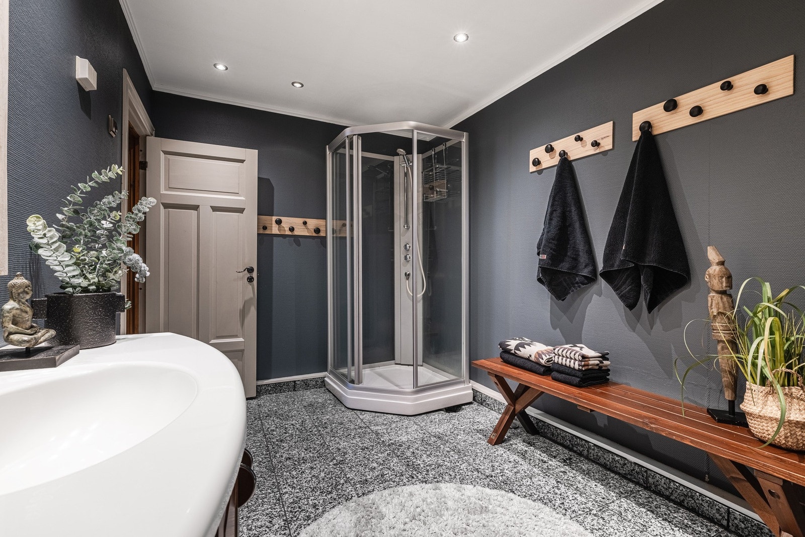 Smakfullt baderom i gråtoner som passer loftsetasjens preg Galleribilde