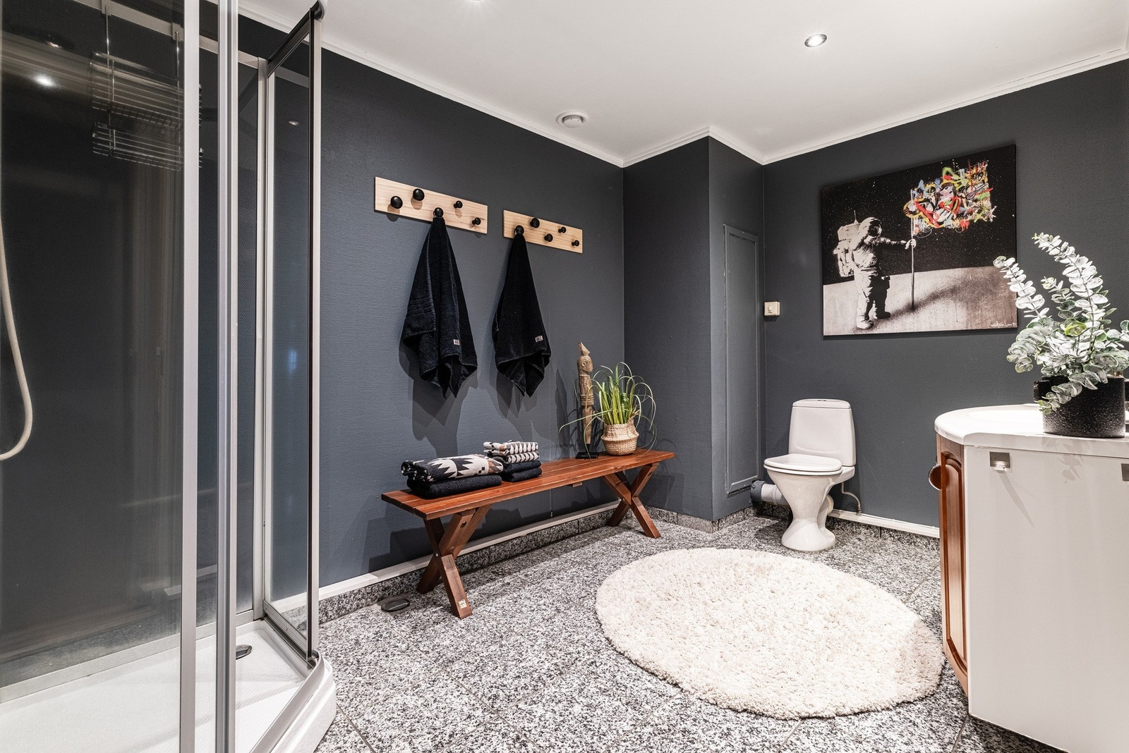 Baderom i loftsetasje med dempede gråtoner og rolig atmosfære Galleribilde