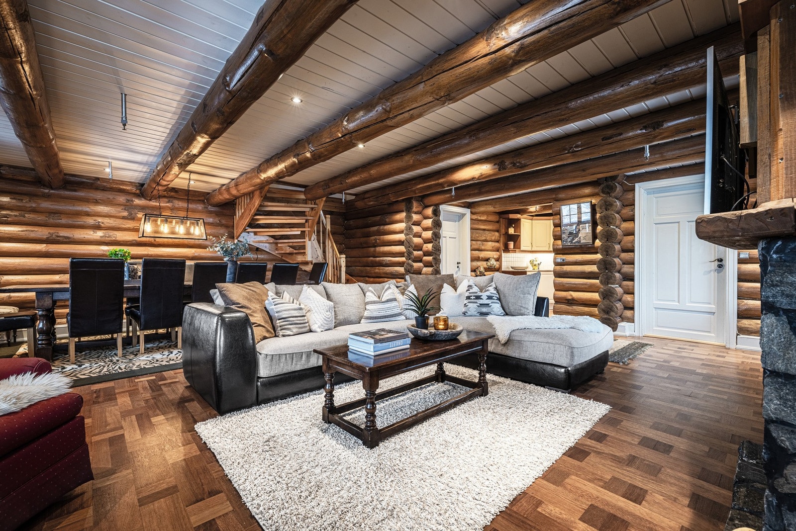 Lys og åpen stue i tømmer, med naturlige materialer og varm atmosfære. Galleribilde