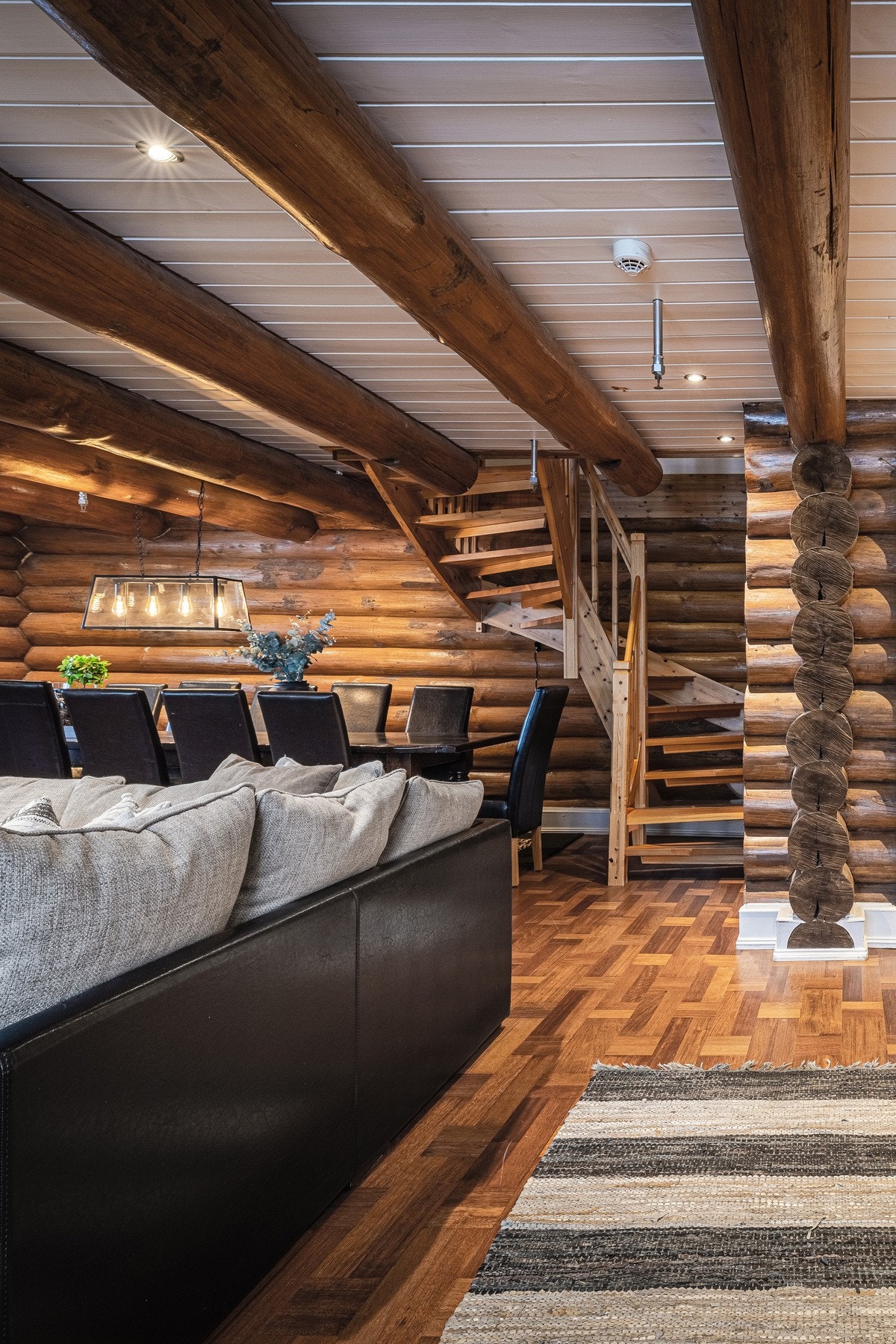 Flott trapp opp til 2.etasje. Galleribilde