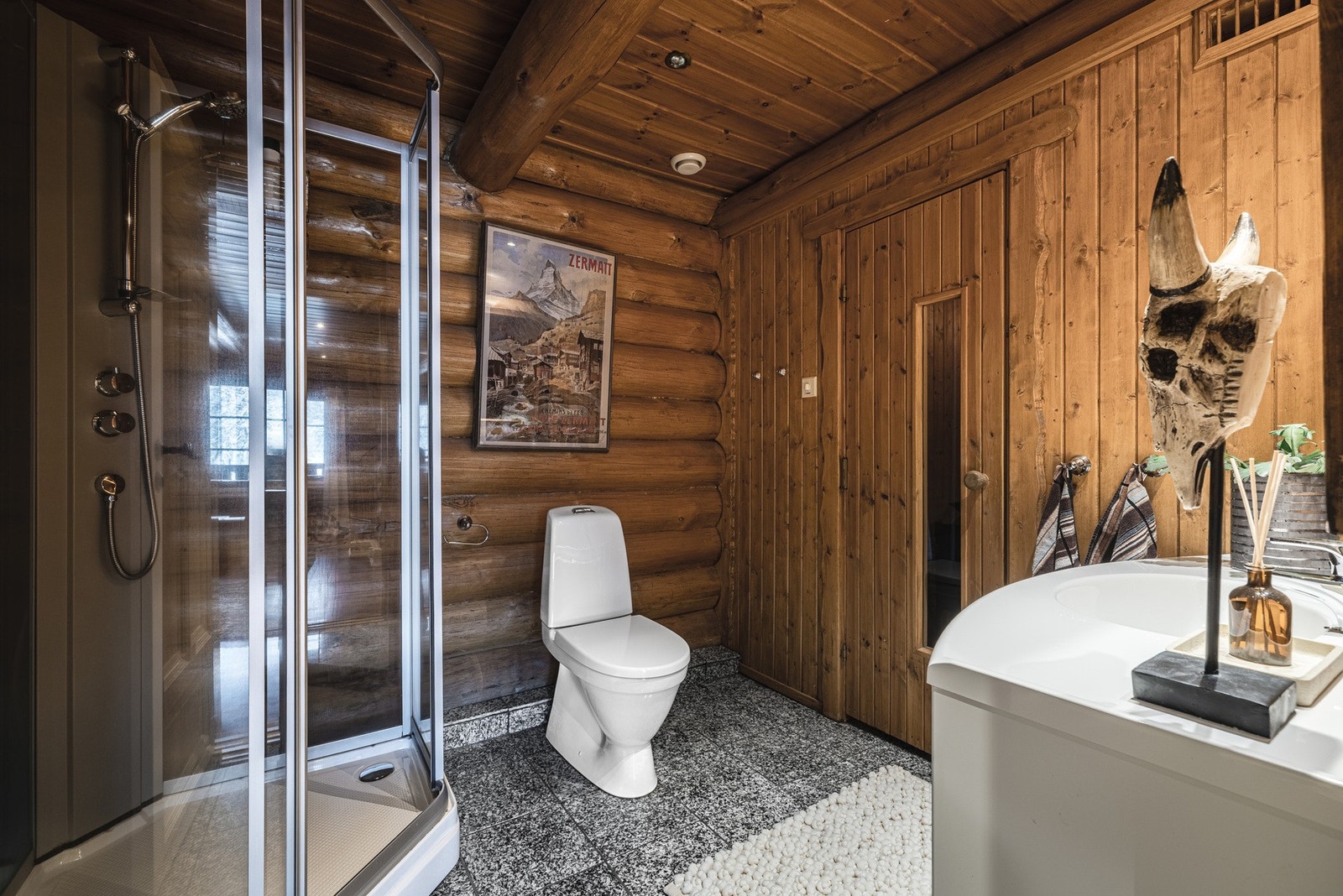 Delikat baderom med dusjkabinett og egen badstue. Galleribilde