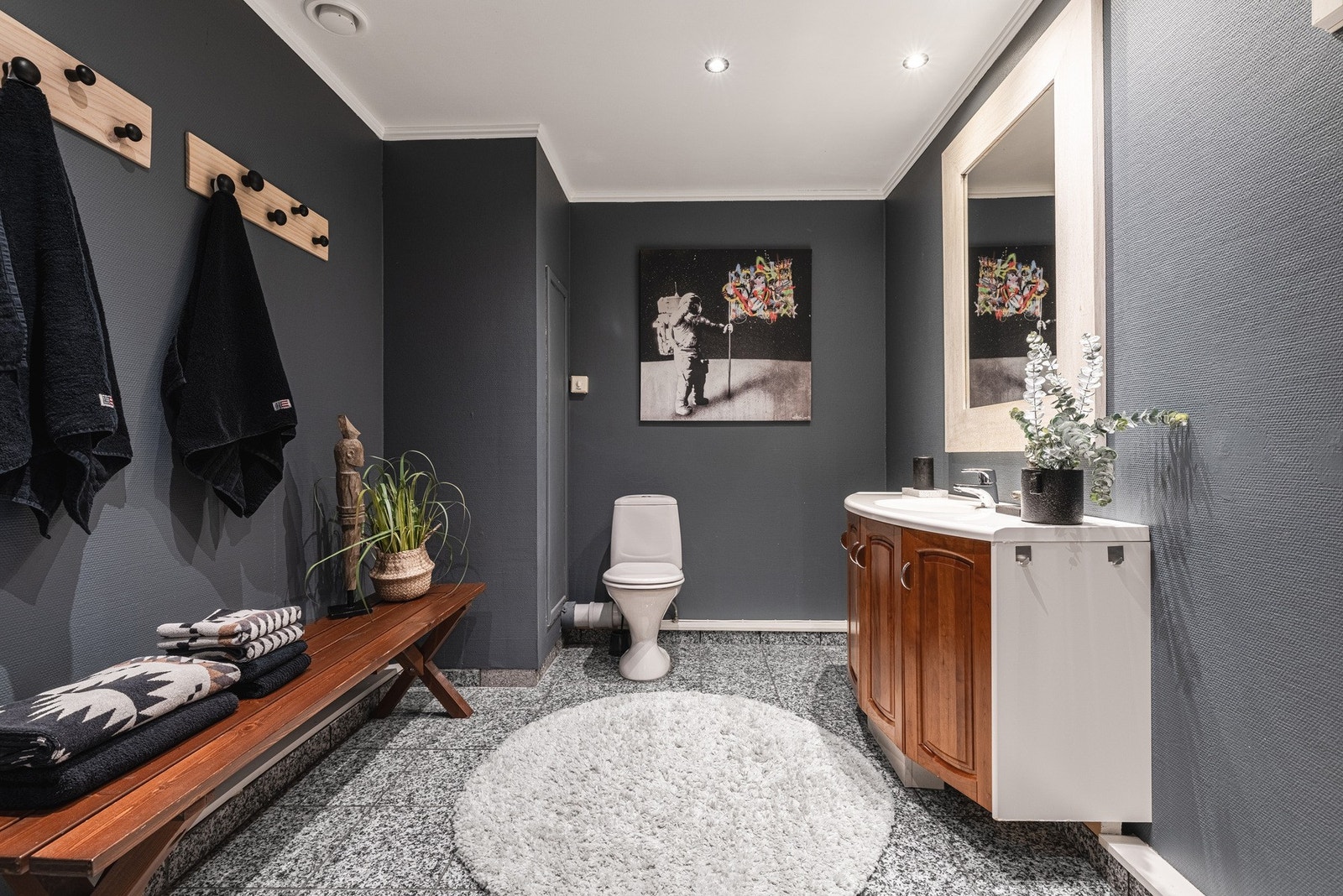 Stilrent baderom i gråtoner beliggende i loftsetasjen Galleribilde