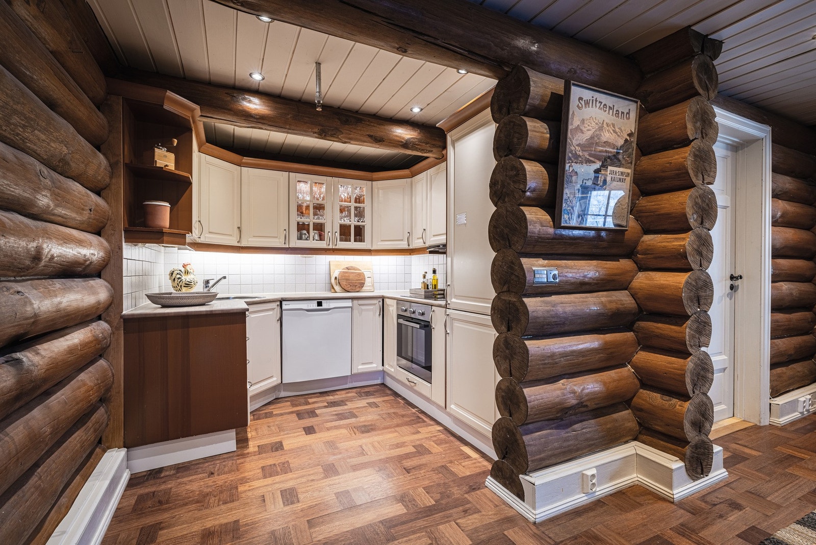 Praktisk kjøkken med naturlige materialer og god kontakt med stuen. Galleribilde