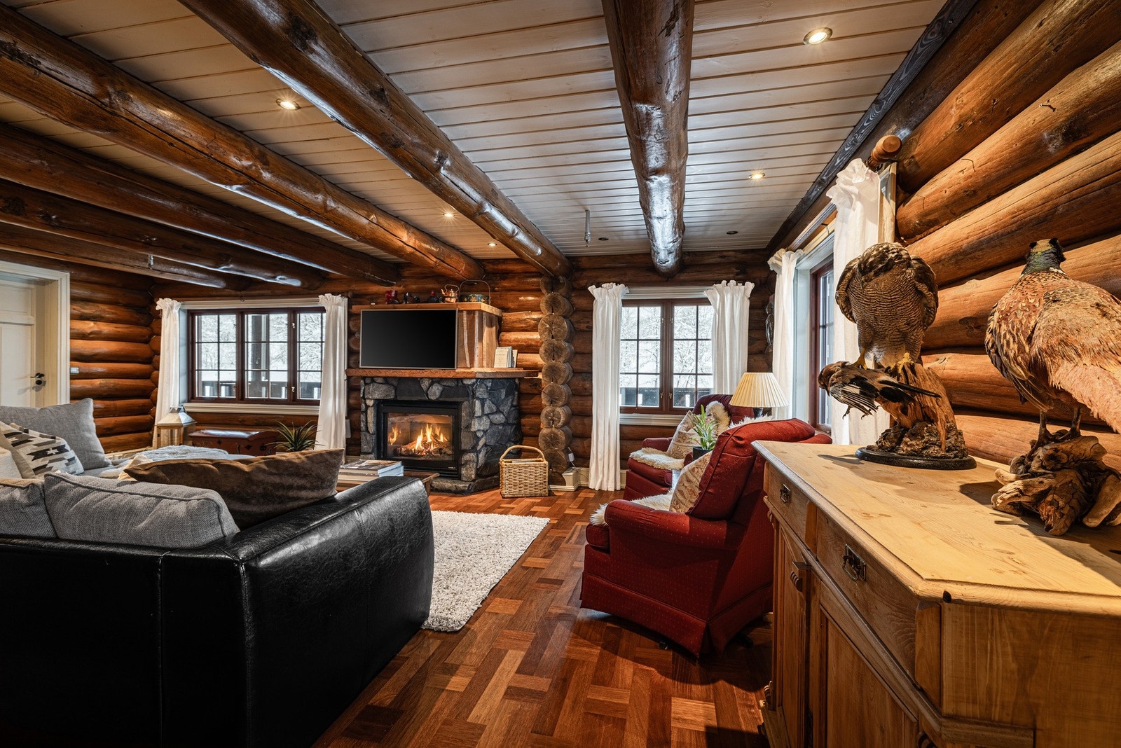 Klassisk tømmerstue som gir en ekte og tidløs fjellopplevelse Galleribilde