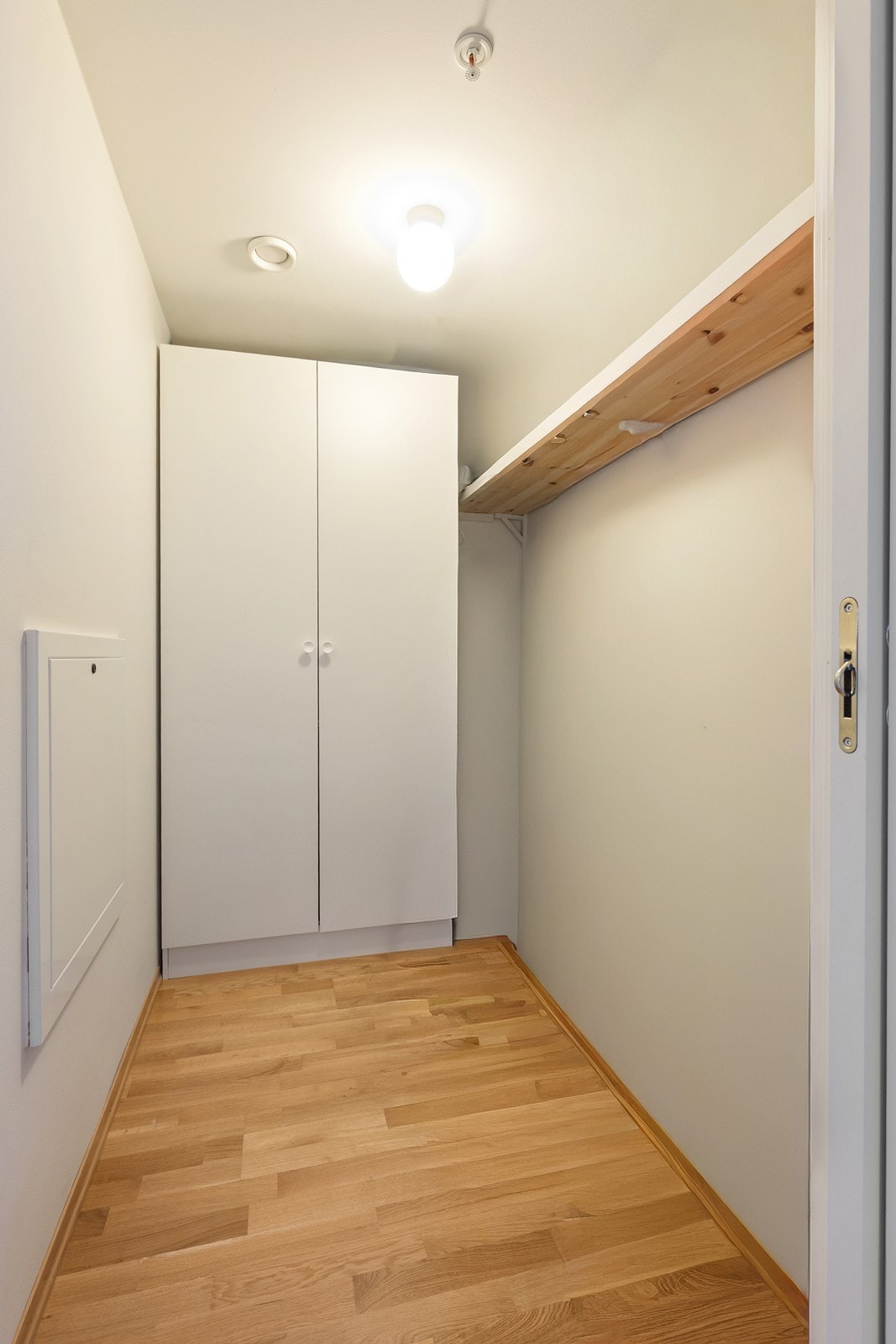 Innvendig bod med tilhørende garderobeskap. Galleribilde