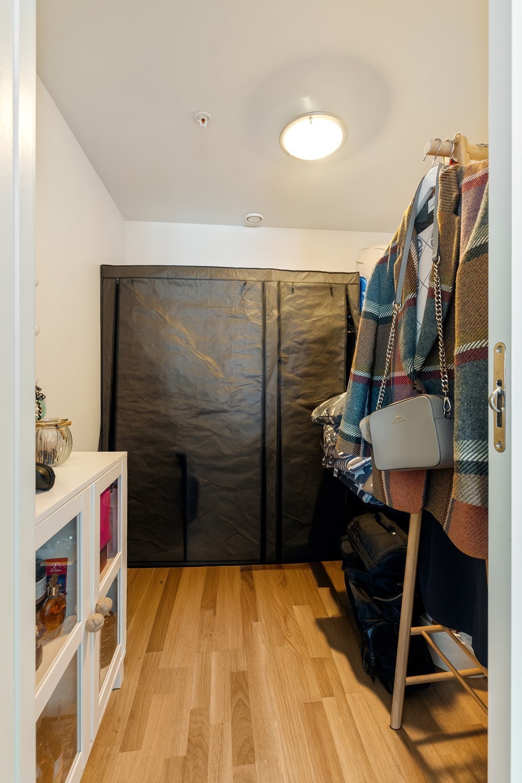 Innvendig bod innenfor soverommet med mulighet for å lage walk-in closet. Galleribilde