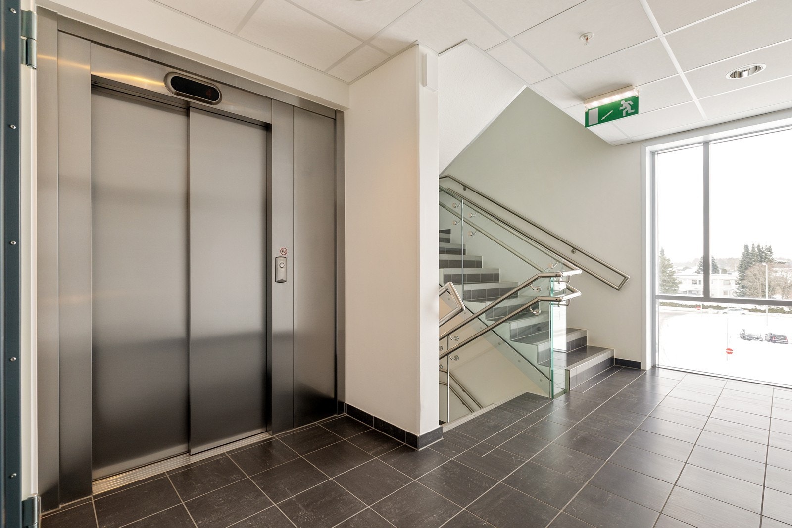 Det er heisadkomst i bygget. Denne tar deg også ned til garasjekjelleren. Galleribilde