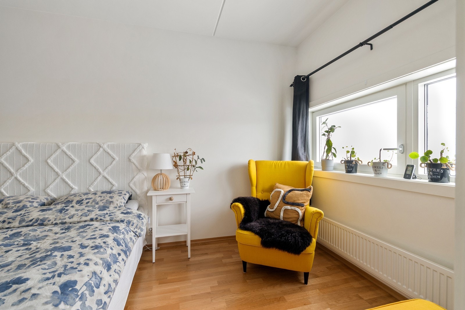 Soverommet har god plass til dobbeltseng med tilhørende nattbord. Galleribilde