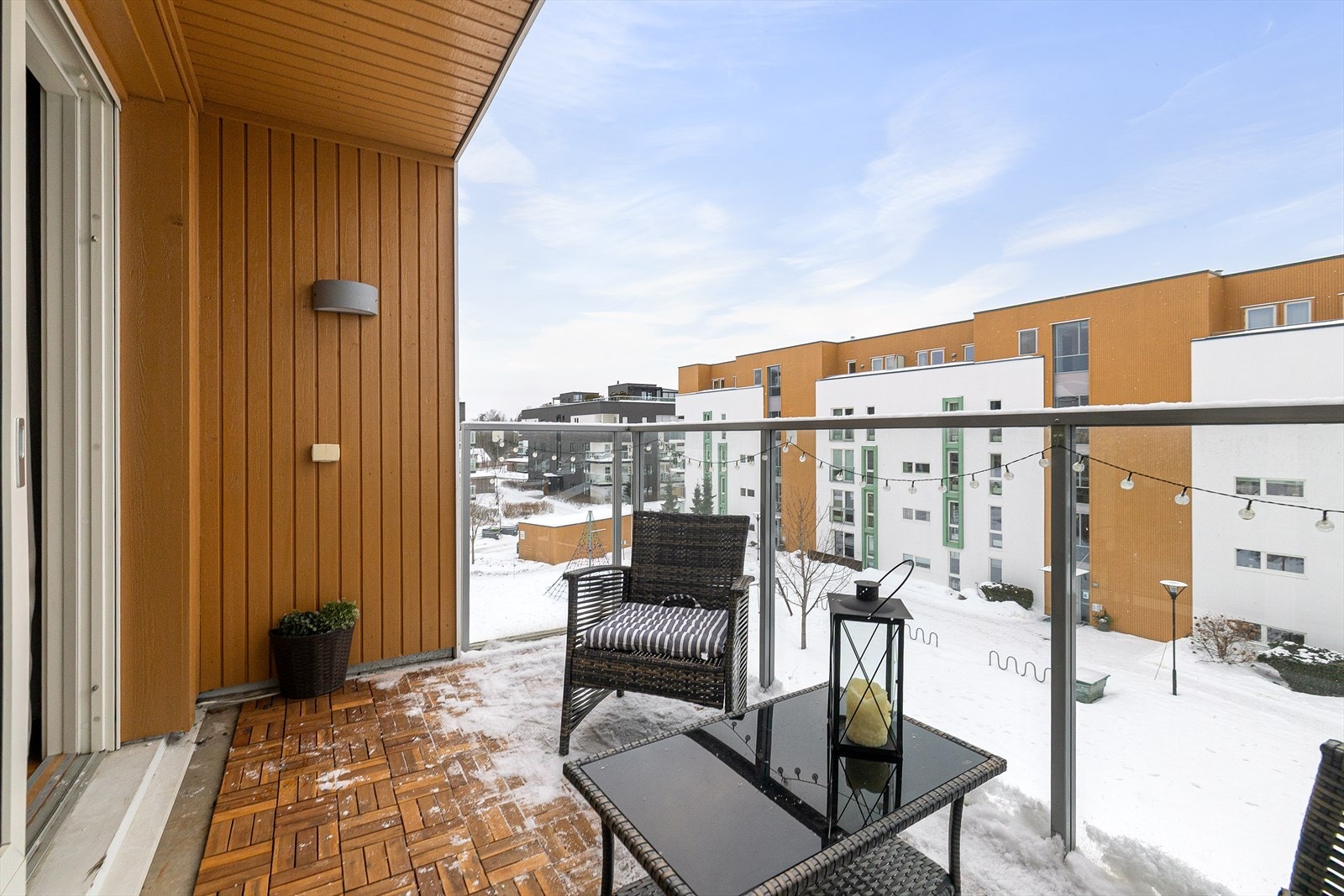 Flott, delvis overbygget balkong utenfor leiligheten. Gode solforhold. Galleribilde