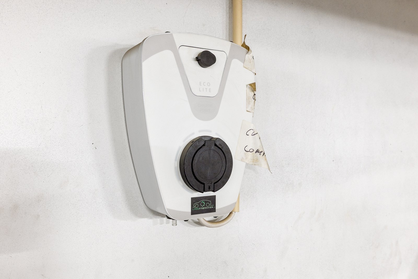 Til garasjeplassen er det montert Eco Lite ladeboks for el-bil. Galleribilde