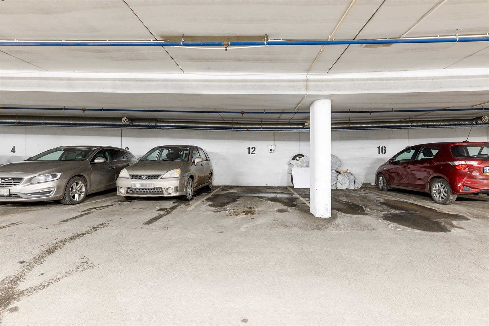Det medfølger en garasjeplass i garasjeanlegg til leiligheten. Denne er merket med nr. 12. Galleribilde