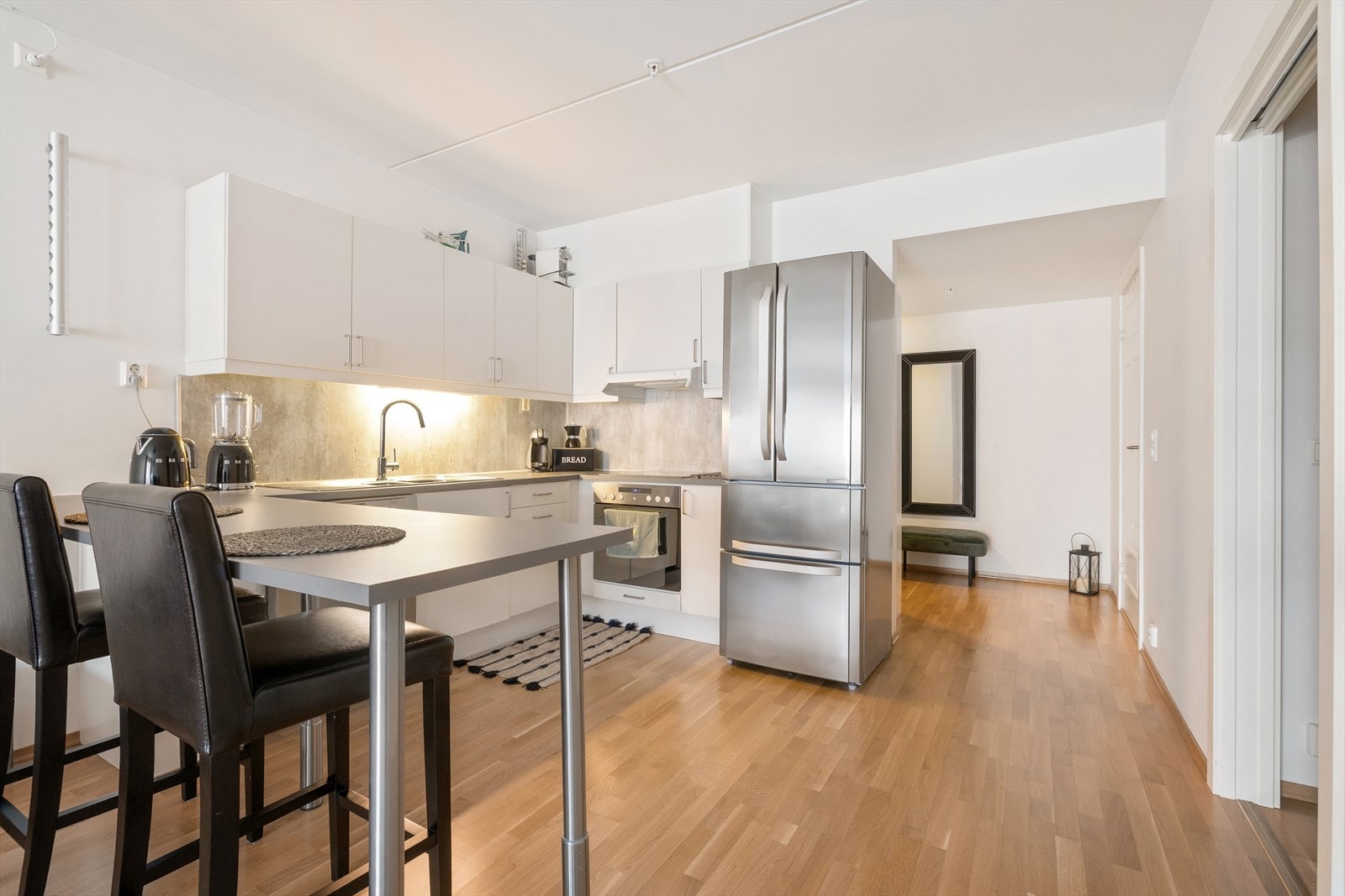 Kjøkken med god skap- og benkeplass, samt praktisk barløsning med spiseplass. Galleribilde