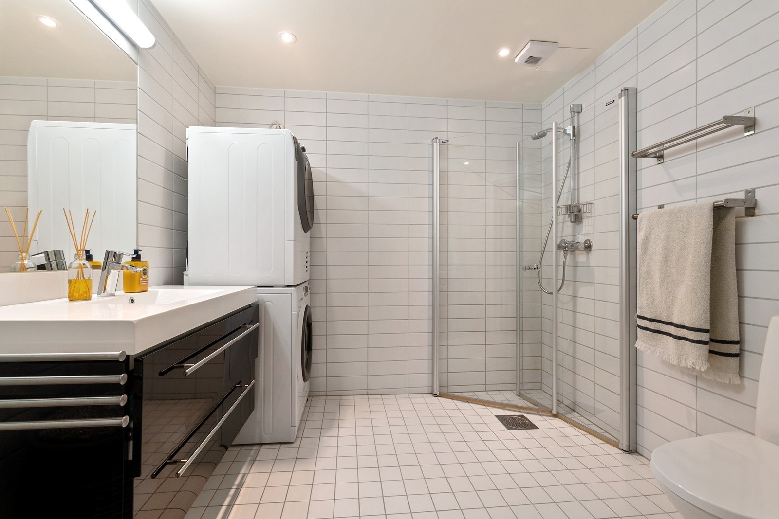 Fint flislagt bad med gulvvarme. Galleribilde