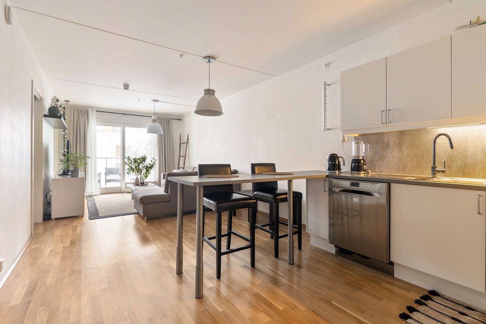 Leiligheten har en moderne åpen stue og kjøkkenløsning. Galleribilde