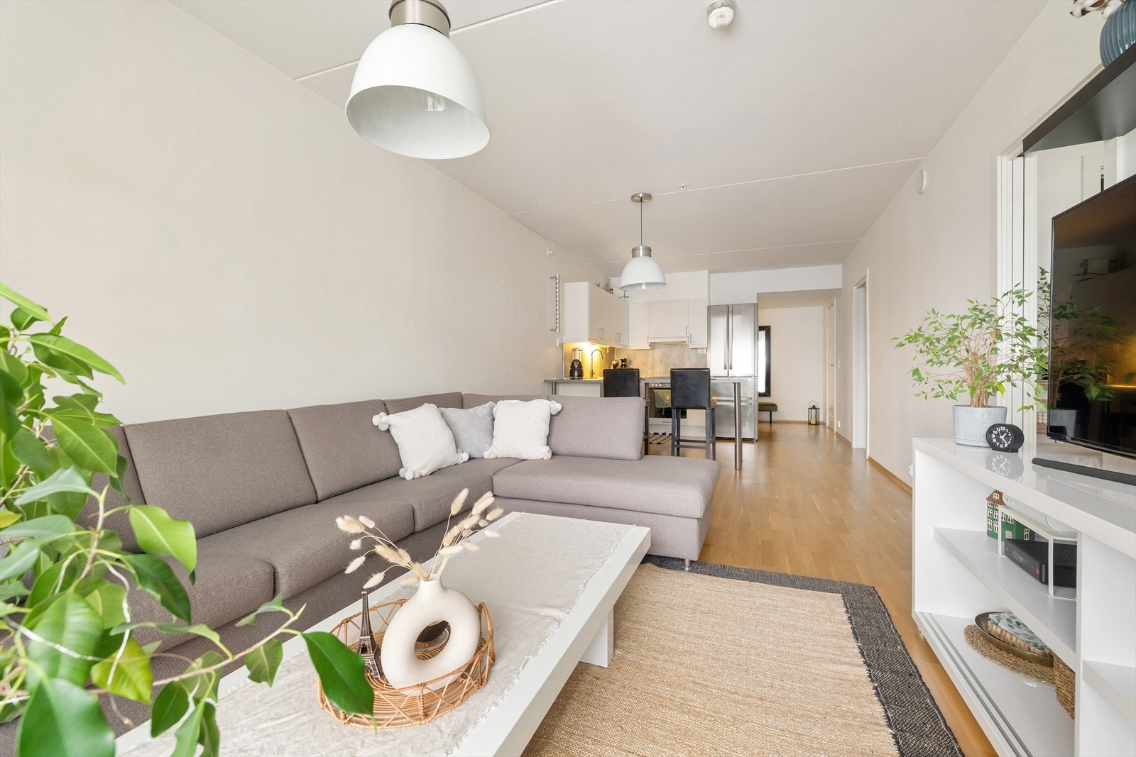 Lys og trivelig stue med plass til sofamøblement. Galleribilde