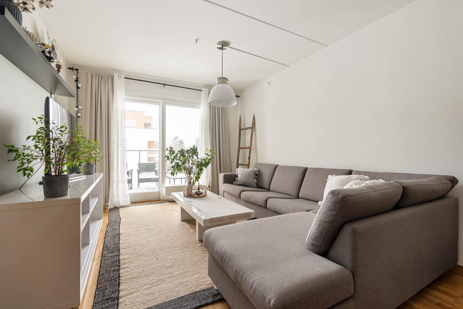 Fra stuen er det adkomst til balkongen via skyvedør. Galleribilde