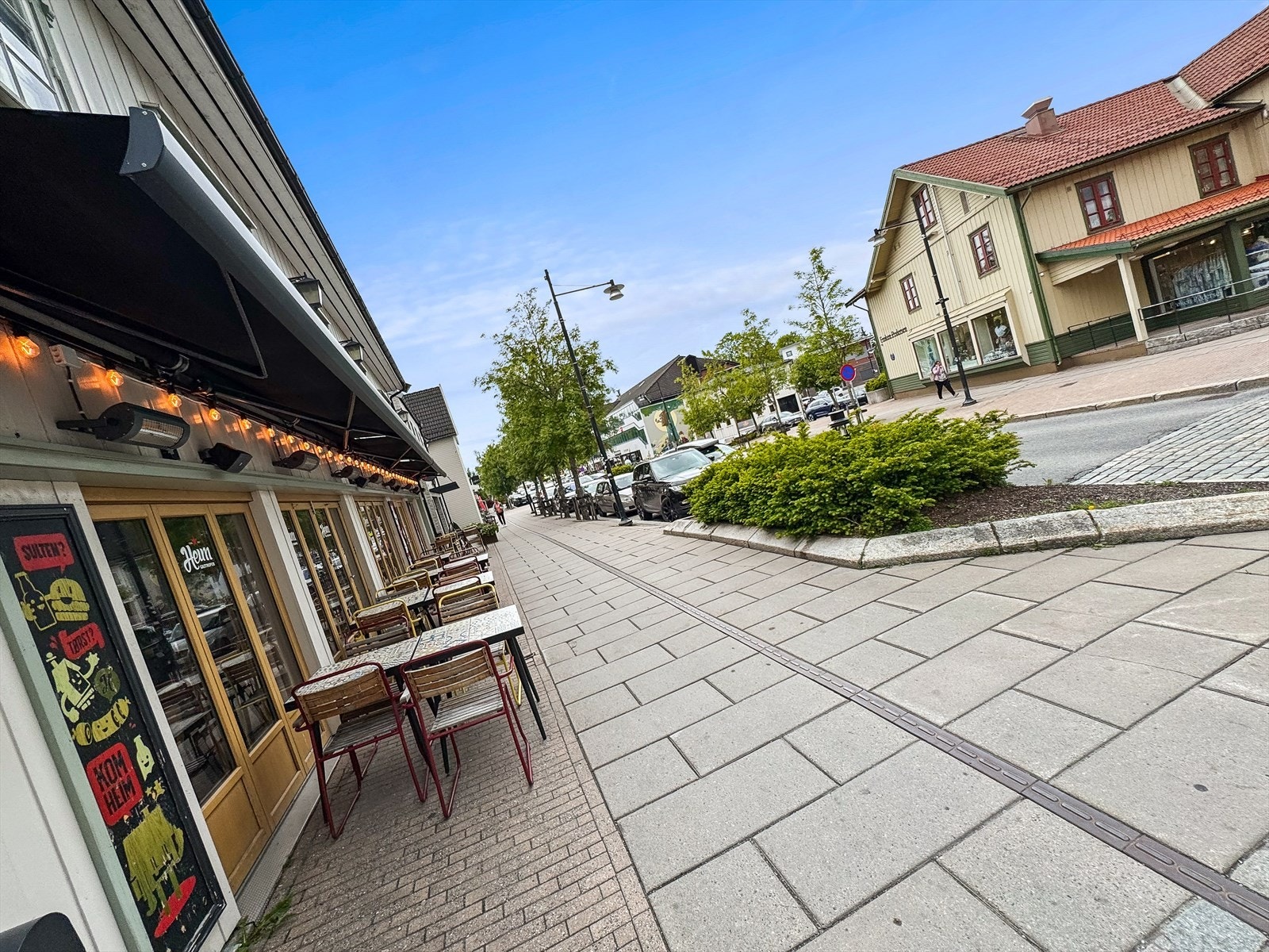 Koselig storgate på Jessheim med flere serveringssteder. Galleribilde
