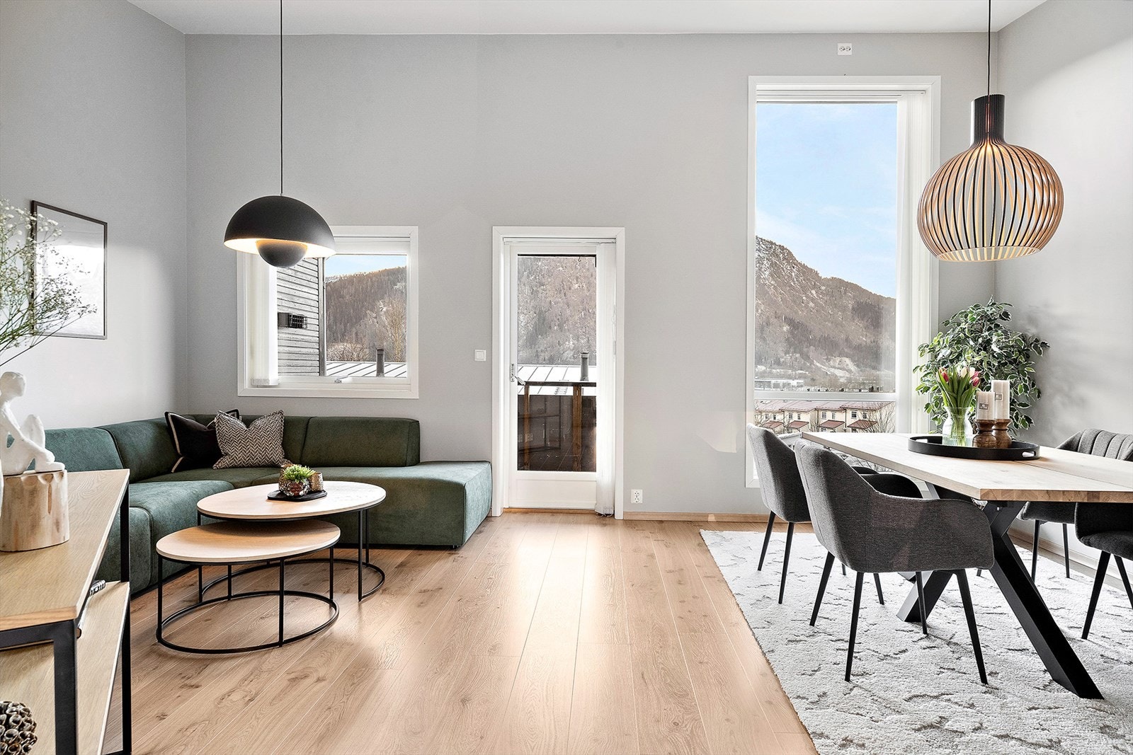 Stuen er lys og luftig med god plass til sofa og spisegruppe. Galleribilde