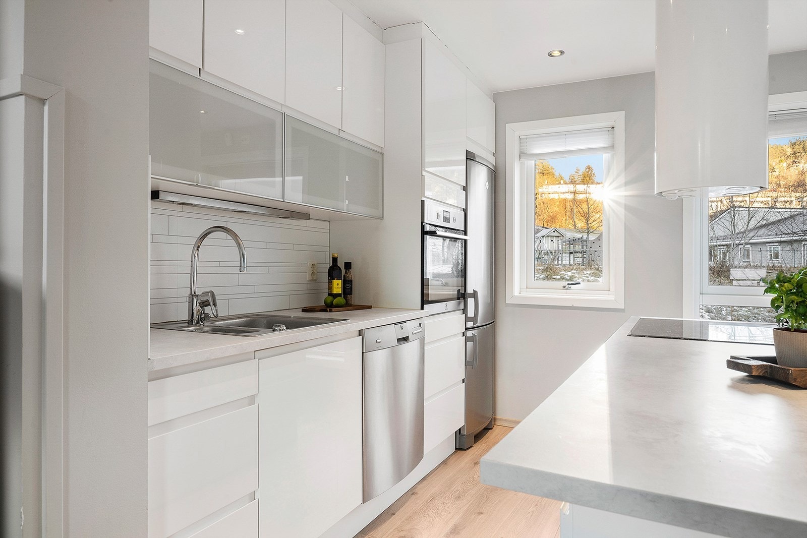 Kjøkkenet selges fullt utstyrt med hvitevarer som følger med ved salg. Galleribilde