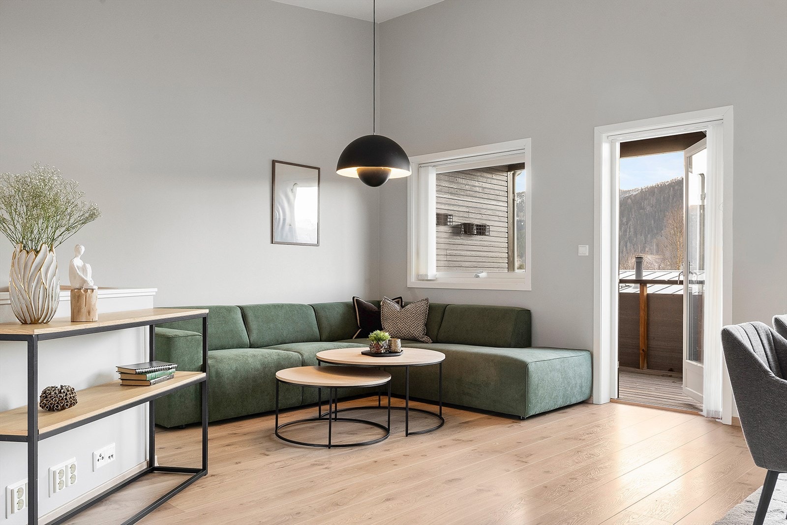 Fra stuen er det utgang til overbygd veranda. Galleribilde