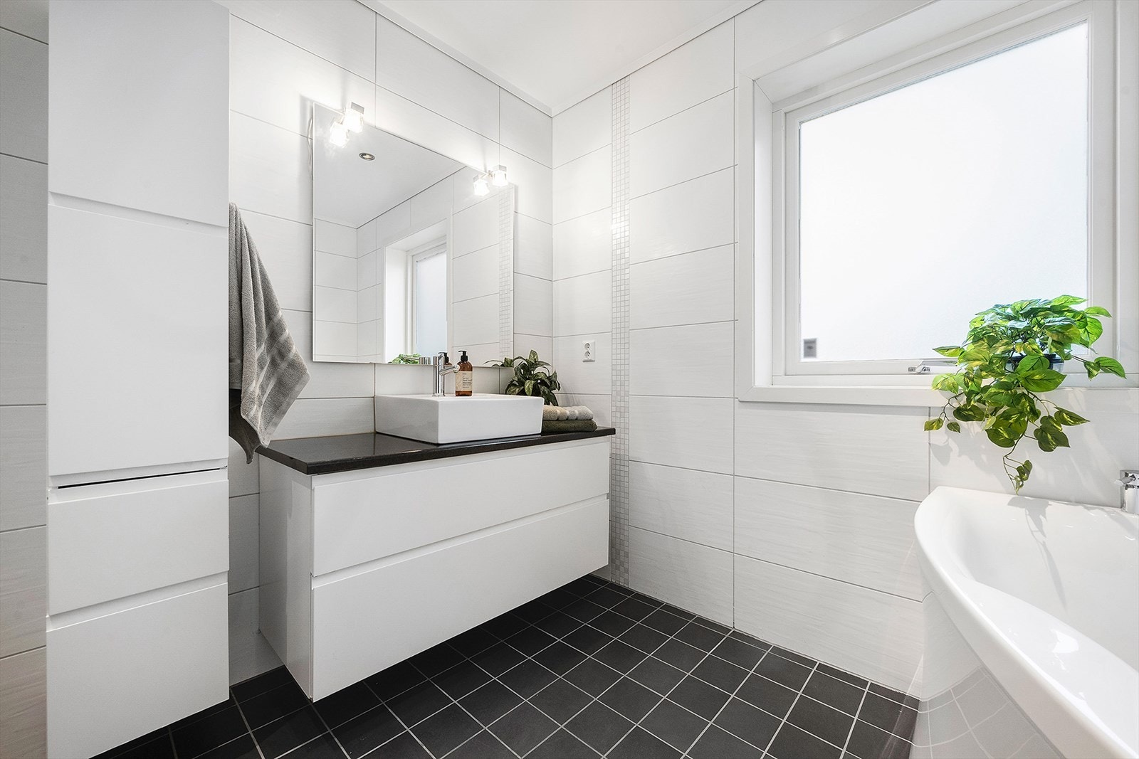 Badet er tildløst og lekkert med bred baderomsinnredning og høyskap. Galleribilde