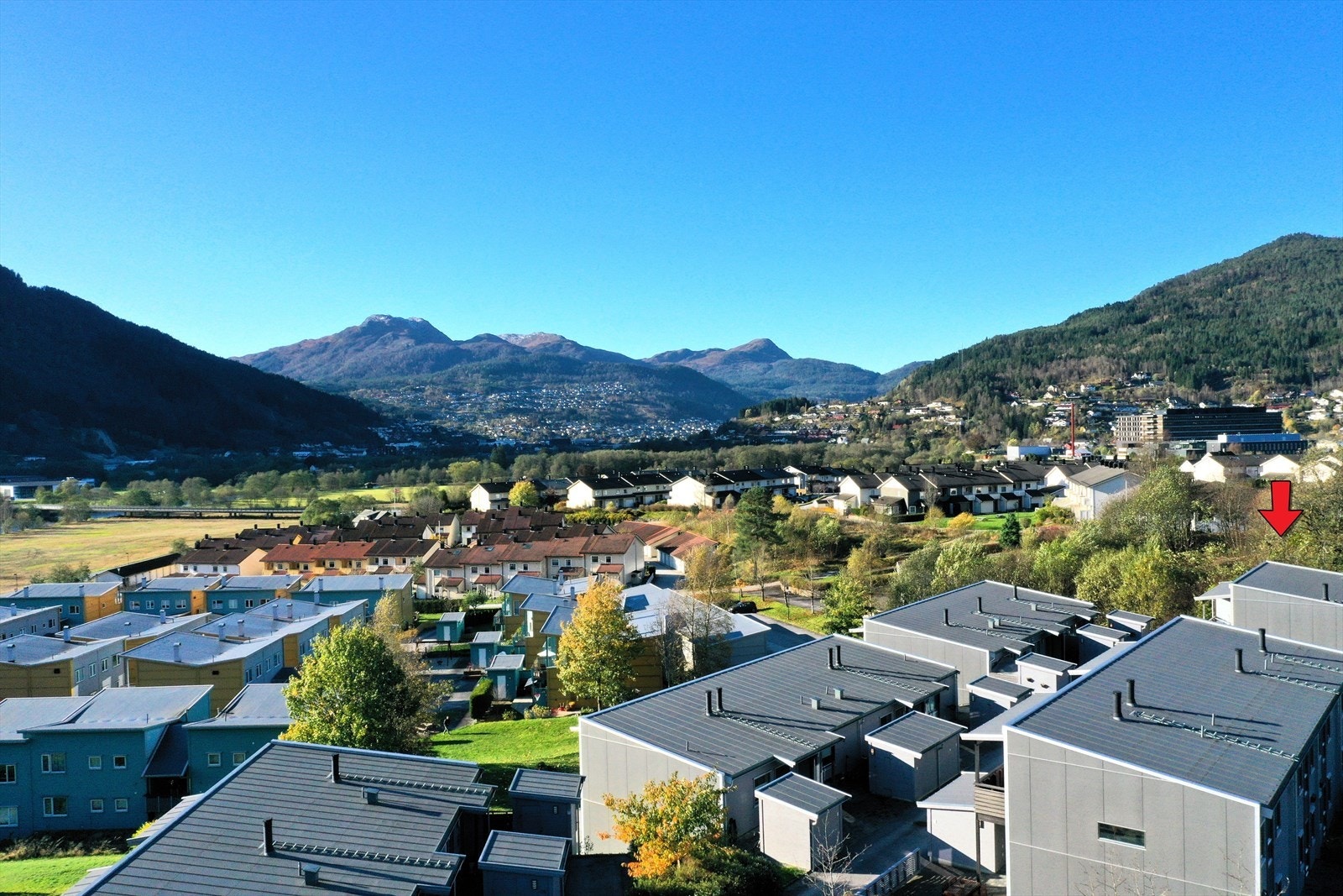 Her bor du i solrike omgivelser med kort gangavstand til sykehuset, høyskolen og mange aktivitetstilbud. Galleribilde