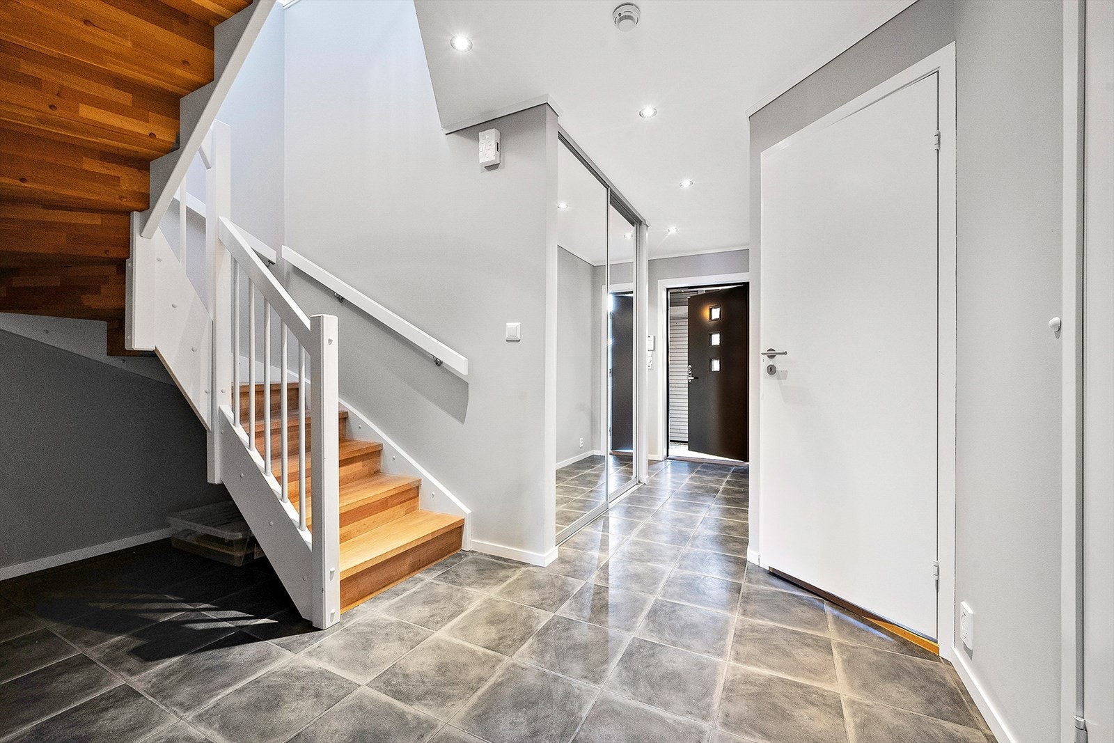 I gangen er dør til bad, vaskerom, bod og 2 soverom. Gangen er innredet med skyvedørsgarderobe for ytterklær og sko. Galleribilde