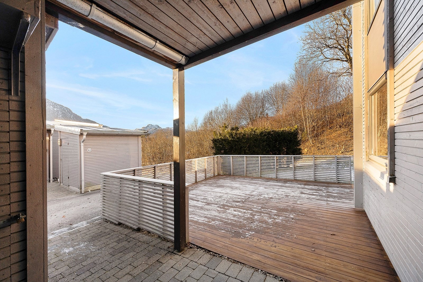 Utenfor er det terrasse og veranda med sørvestvendt plassering. Uteplassene har god plass til hagemøbler. Galleribilde