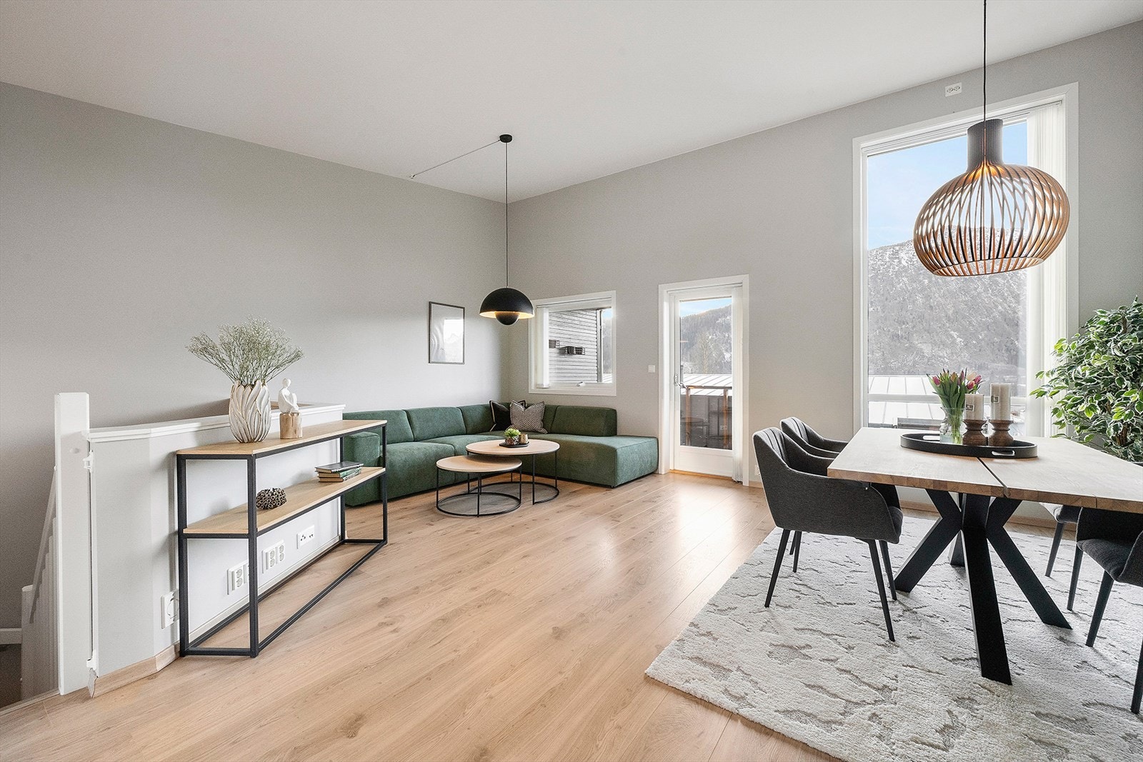 Boligen inneholder stor stue med plass til spisebord, ett vellutstyrt kjøkken, bad med dusj og badekar, separat vaskerom, gang/bodareal og 3 fine soverom. Galleribilde