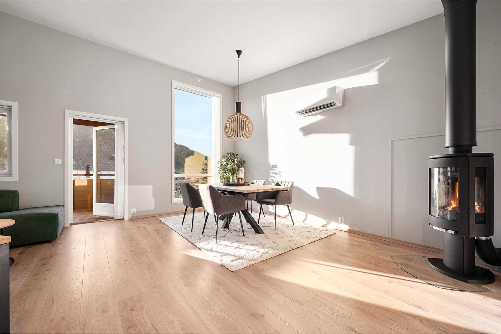 I stuen er det vedovn om gir lun varme på kalde vinterdager. Galleribilde