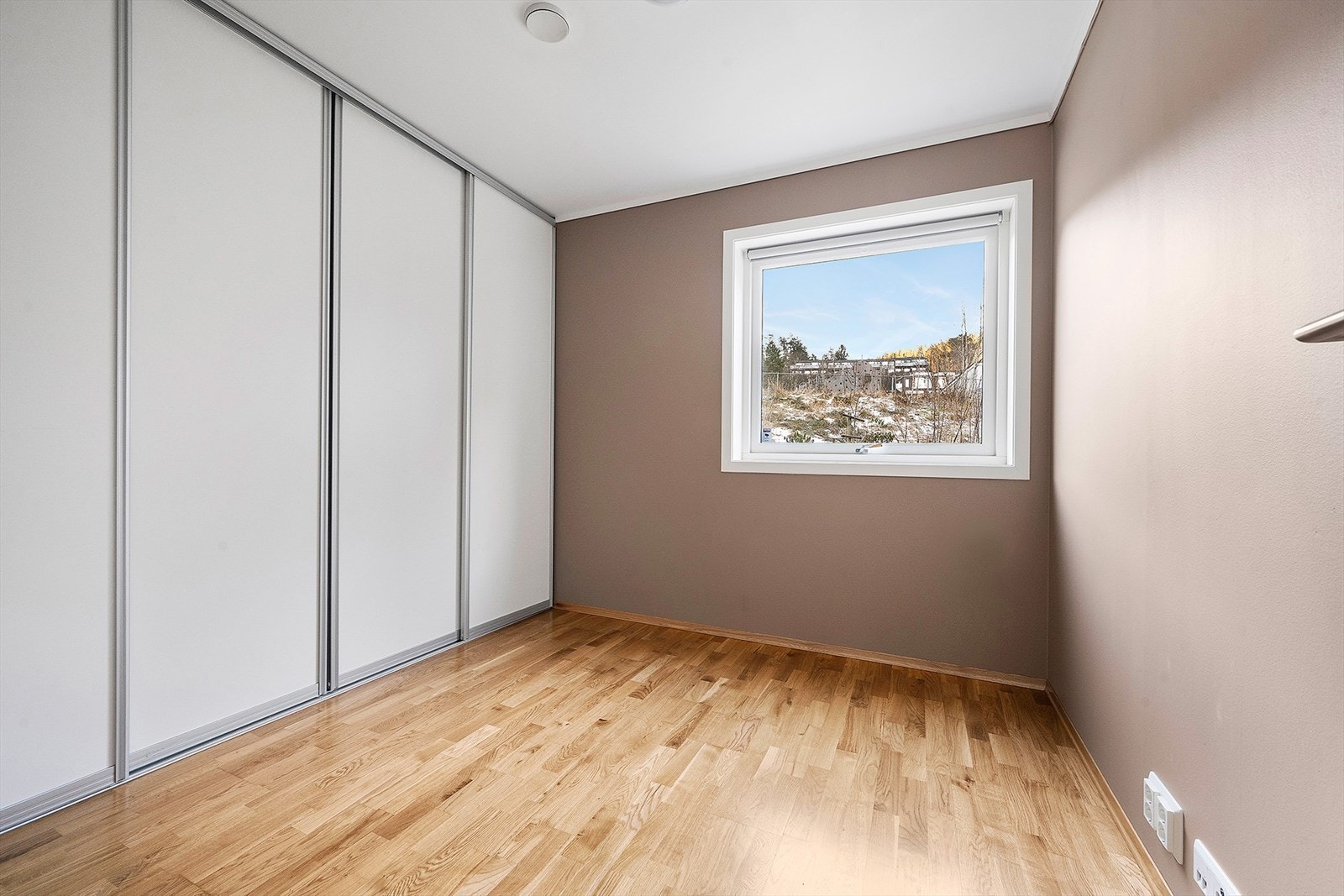 Soverom nr. 2 innredet med en bred skyvedørsgarderobe. Galleribilde