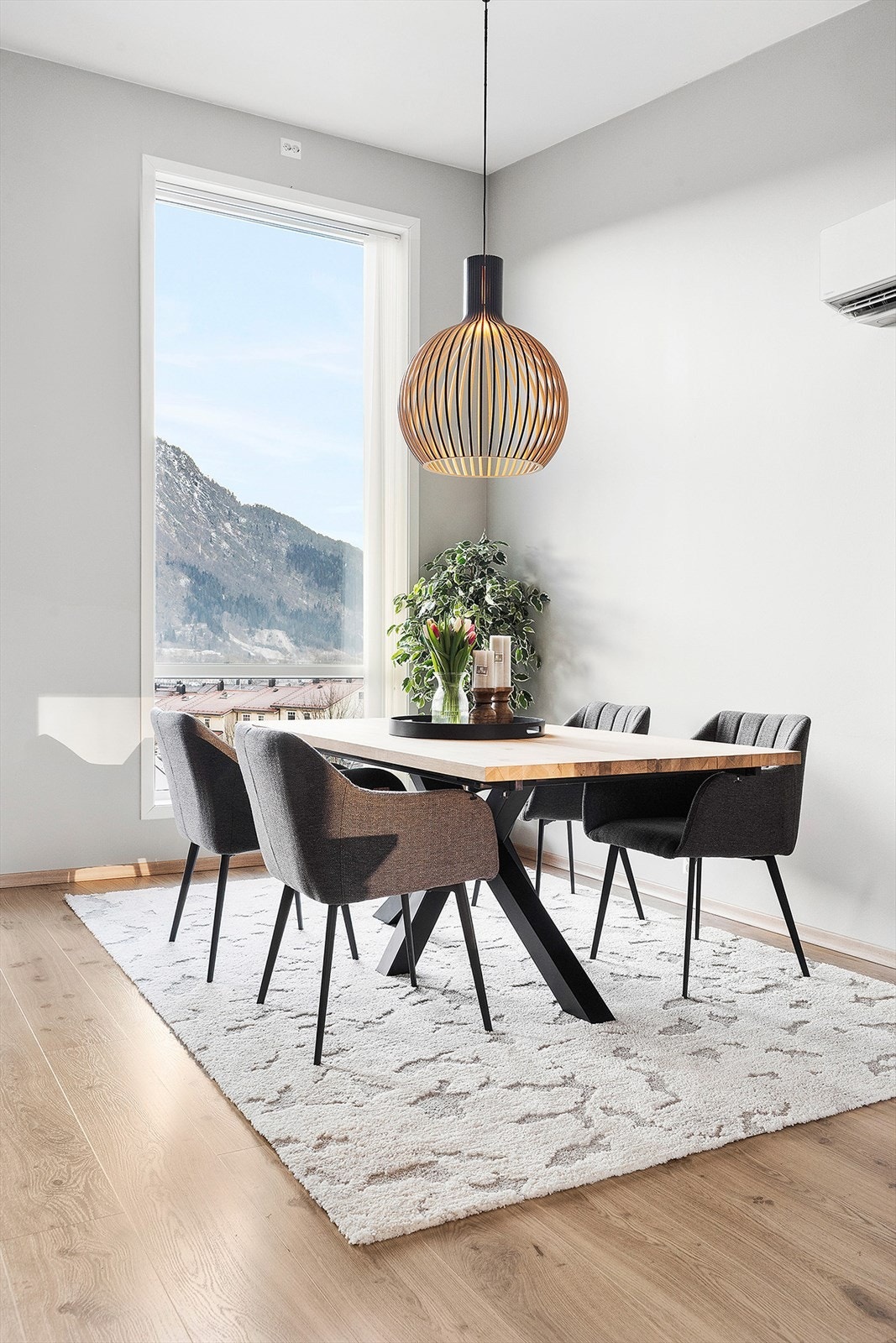 Stuen raust takhøyde som gir en god romfølelse. Det store vinduet som går nesten til taket gir svært gode lysforhold og slipper utsikten inn i stuen. Galleribilde